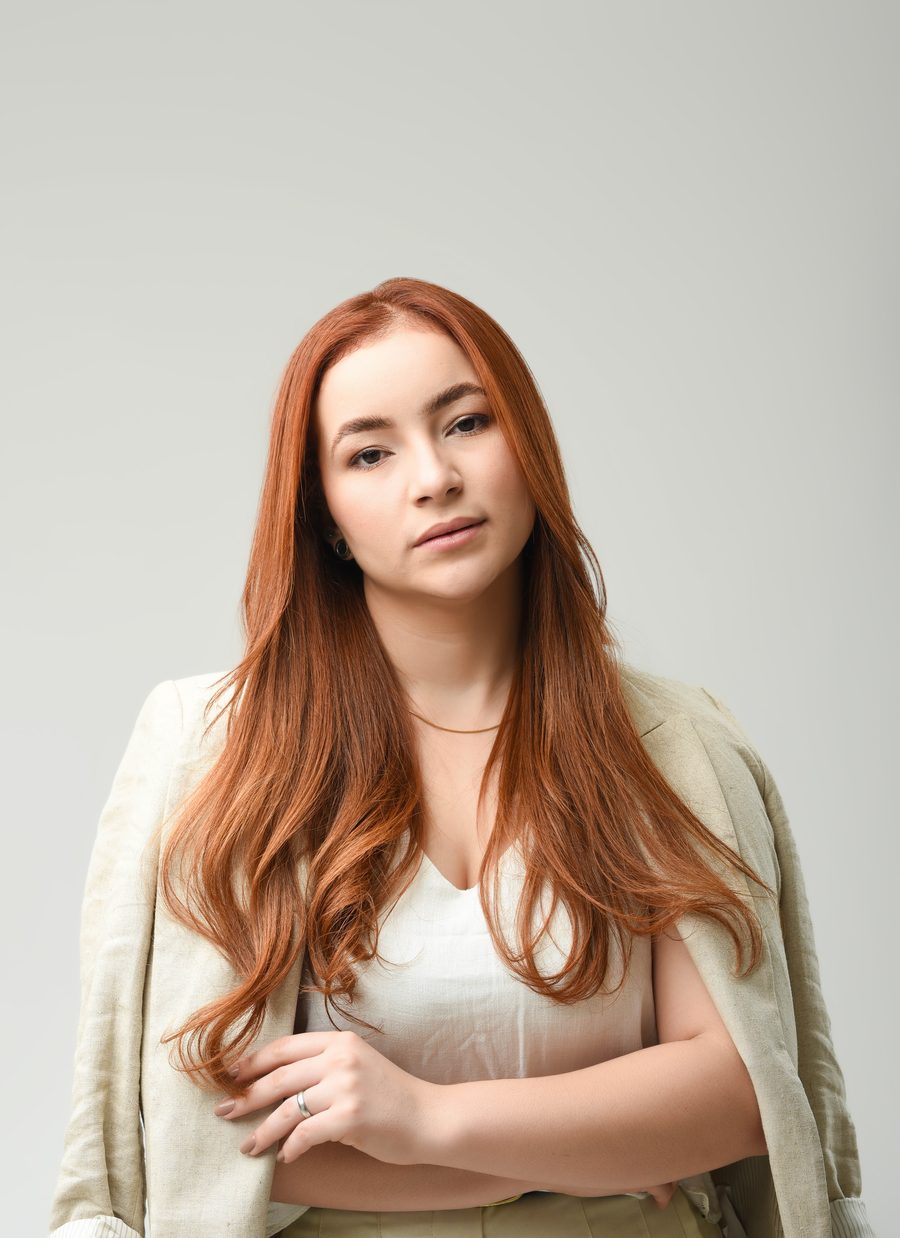 Eli, designer de sobrancelhas e micropigmentadora
